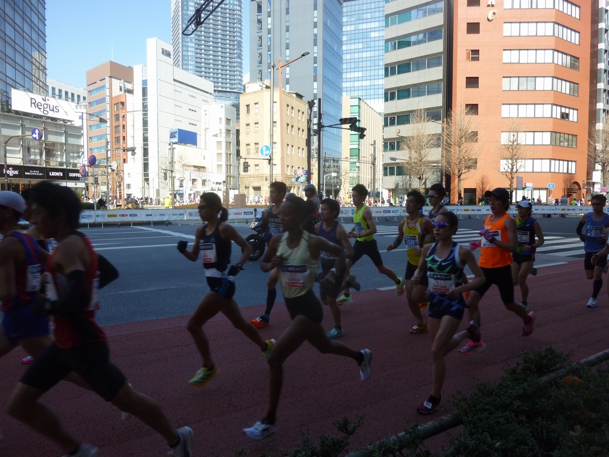須田町交差点を走る新谷仁美選手と一山麻緒選手