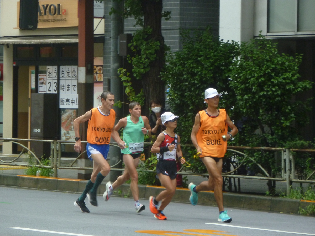 やよい軒の前を走る道下美里選手