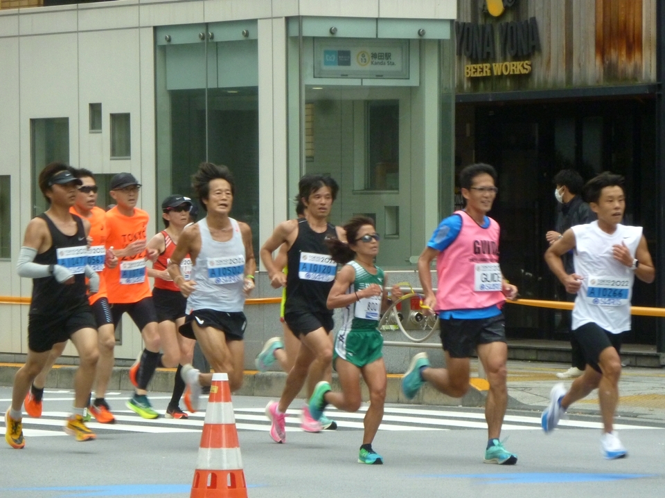 よなよなビアワークスの前を走る道下美里選手