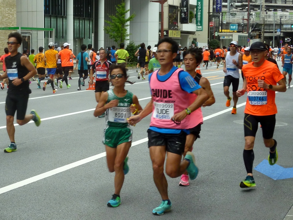 三菱UFJ銀行の前を走る道下美里選手