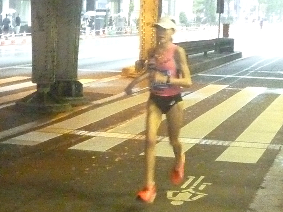 神田駅前を走る前田穂南選手