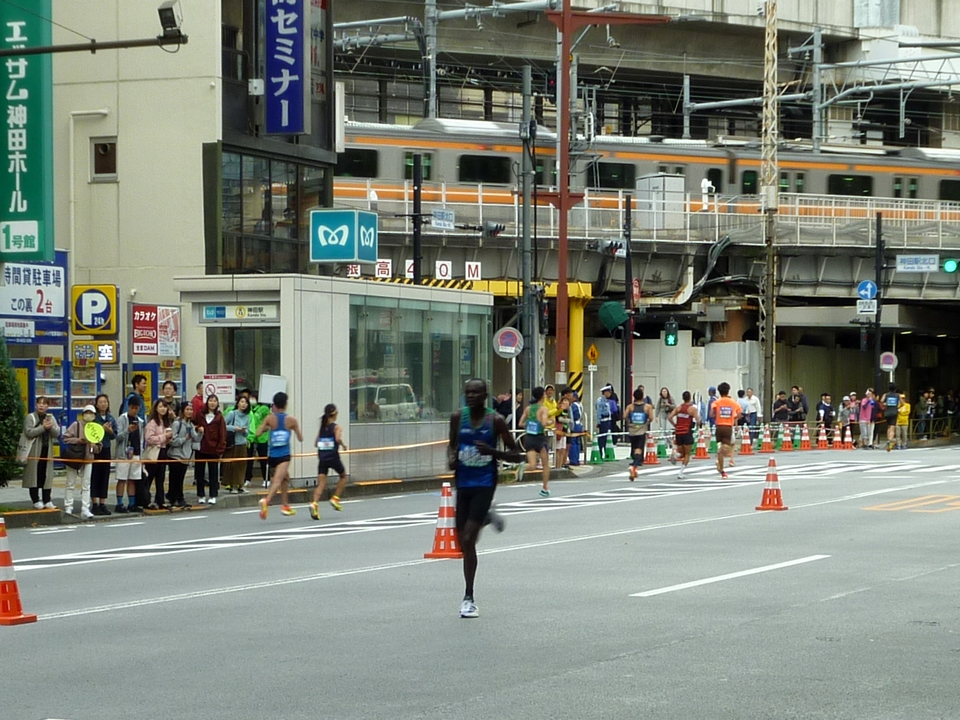 神田駅北口交差点を走るクルガト選手