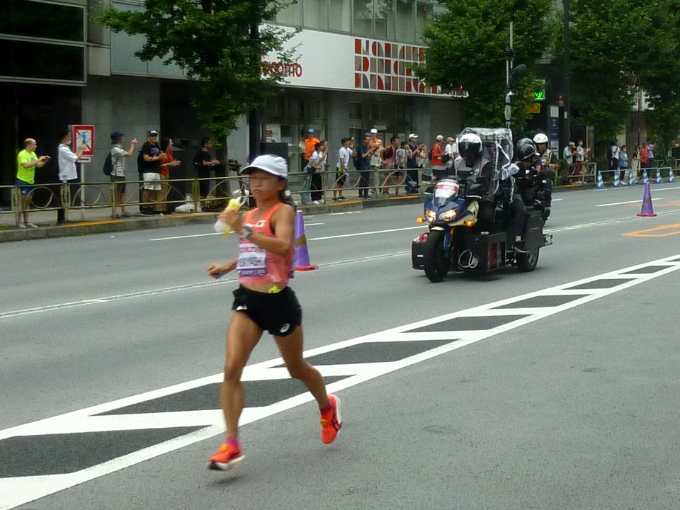 ドコモショップの前を走る小林香菜選手