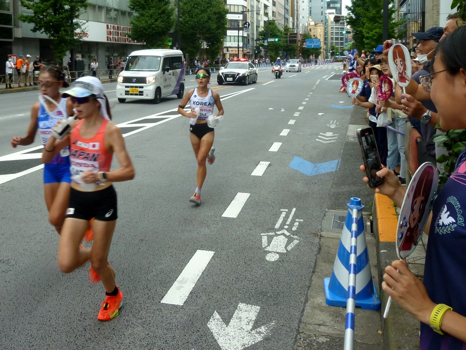 ドコモショップの前を走る佐藤早也伽選手